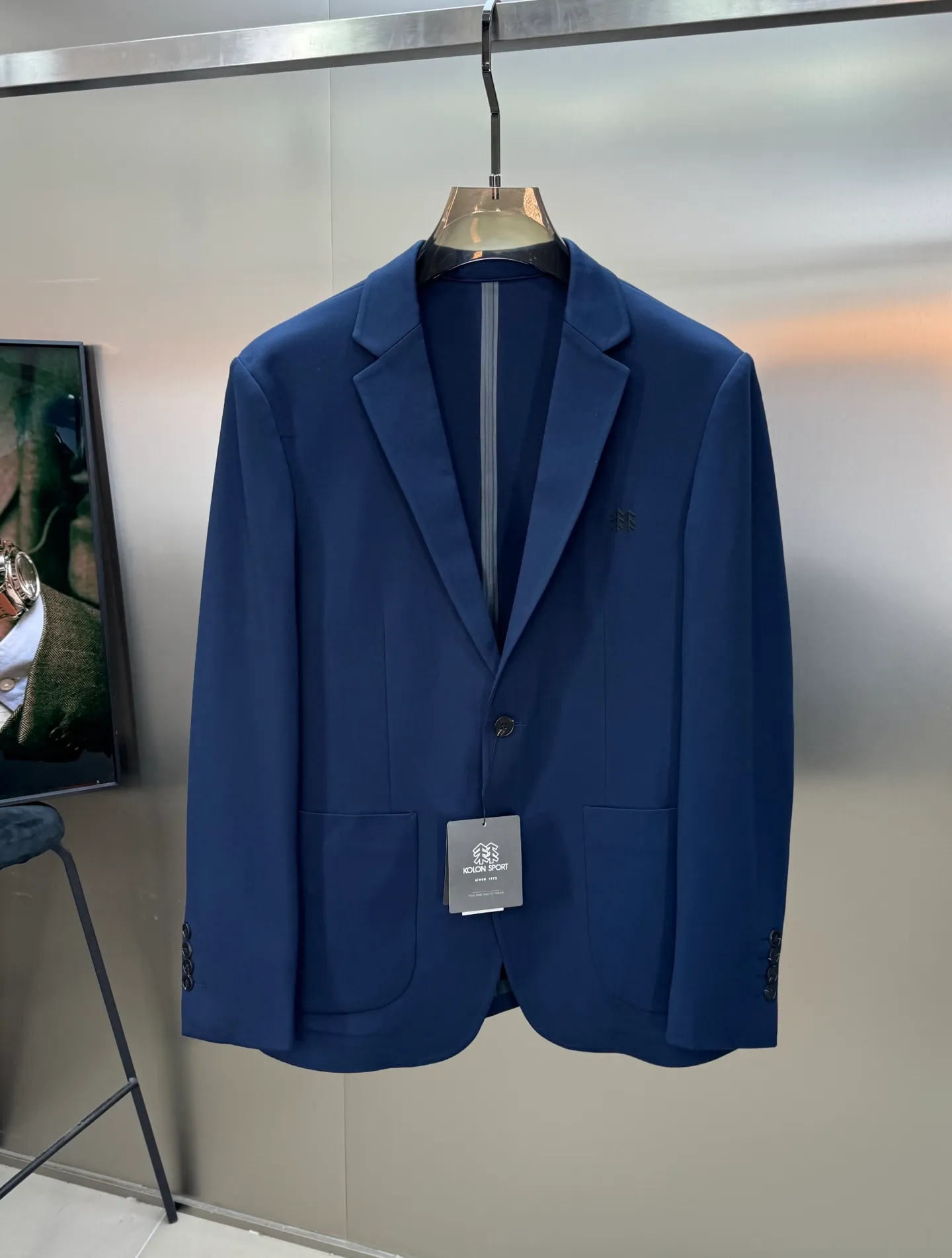 ⚜️KOLONSPOR*T New Arrival suit jacket👨🏻Foreign trade company order! Classic decimal silicone design. Simple and high-end. Custom-made imported original nylon-cotton Roman fabric, original custom-made metal leather tag. High-tech seamless gluing process. The fabric is straight and drapey, and the whole piece of clothing is neatly and neatly machined. All hardware accessories are top-notch accessories with logos supplied by customers. At first glance, they are high-end fabrics. This fabric is all custom-woven! Good products from regular big manufacturers! Very practical. Color: Black.Gray.Blue.Sizes: M-3XL. Slim fit! (XL recommended for 175/150 pounds)